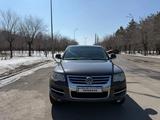 Volkswagen Touareg 2007 года за 6 350 000 тг. в Караганда – фото 2