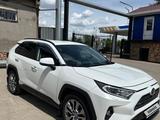 Toyota RAV4 2021 года за 18 300 000 тг. в Караганда