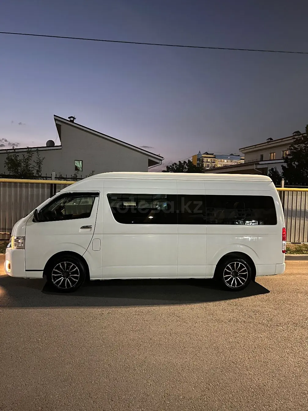 Тойота Hiace, 2016