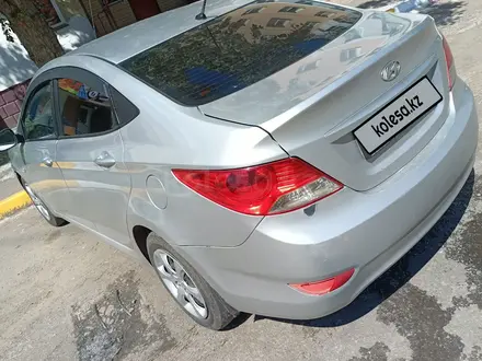 Hyundai Solaris 2013 года за 3 600 000 тг. в Петропавловск – фото 2