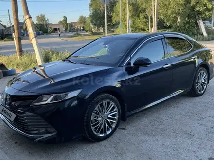 Toyota Camry 2018 года за 13 400 000 тг. в Актобе