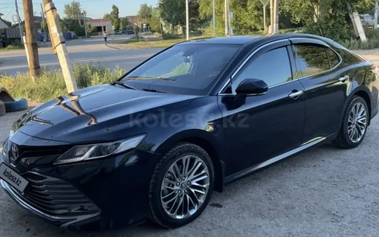 Toyota Camry 2018 года за 13 400 000 тг. в Актобе