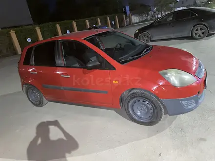 Ford Fiesta 2007 года за 1 700 000 тг. в Атырау – фото 2