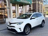 Toyota RAV4 2017 года за 12 800 000 тг. в Актау