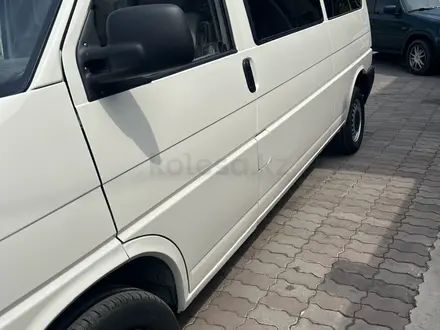 Volkswagen Caravelle 2003 года за 6 000 000 тг. в Алматы – фото 13