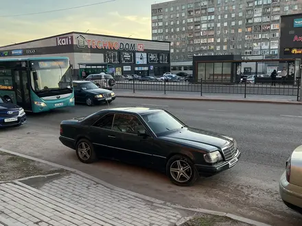 Mercedes-Benz E 220 1994 года за 1 400 000 тг. в Караганда