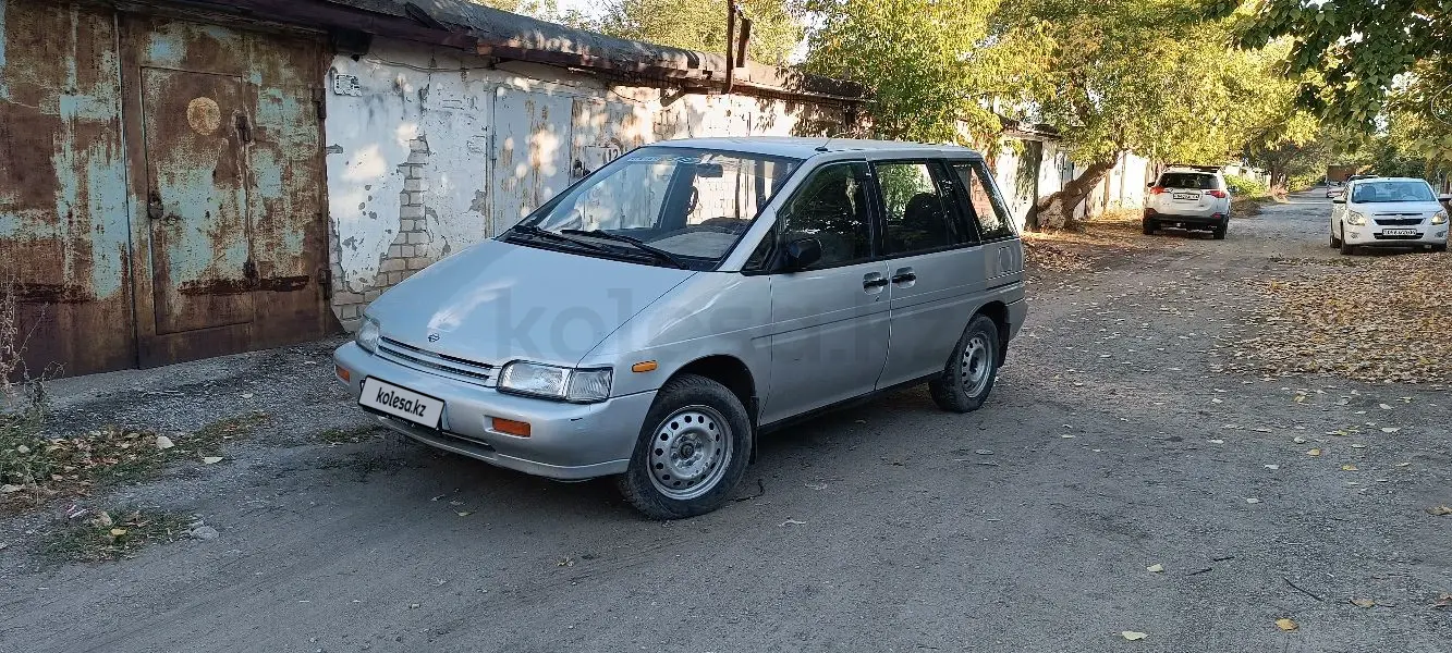 Nissan Prairie, 1990