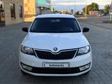 Skoda Rapid 2018 года за 2 200 000 тг. в Уральск – фото 2