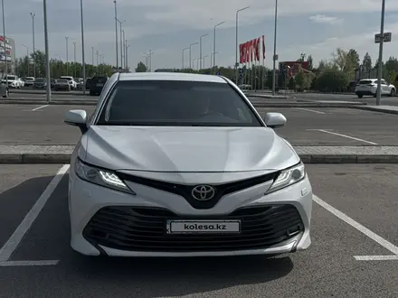 Toyota Camry 2019 года за 13 350 000 тг. в Павлодар – фото 2