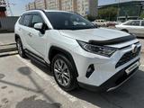 Toyota RAV4 2021 года за 18 700 000 тг. в Алматы – фото 2
