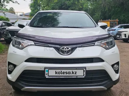 Toyota RAV4 2019 года за 14 300 000 тг. в Алматы