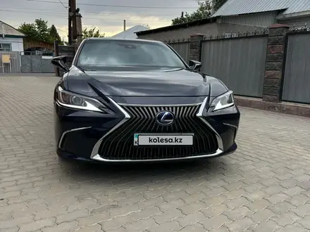Lexus ES 250 2020 года за 20 000 000 тг. в Алматы