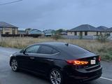 Hyundai Elantra 2017 года за 4 450 000 тг. в Уральск – фото 2