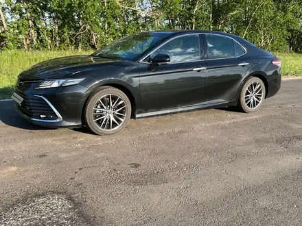 Toyota Camry 2023 года за 14 500 000 тг. в Петропавловск – фото 2