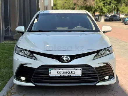 Toyota Camry 2021 года за 15 950 000 тг. в Алматы – фото 3