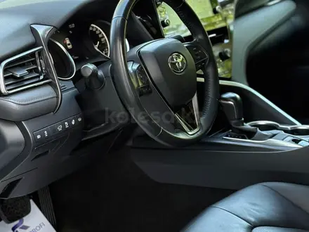 Toyota Camry 2021 года за 15 950 000 тг. в Алматы – фото 12
