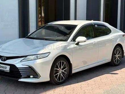 Toyota Camry 2021 года за 15 950 000 тг. в Алматы