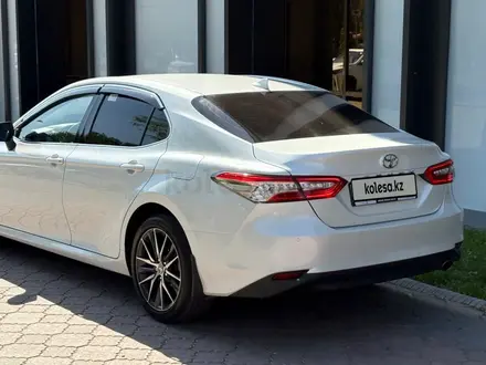 Toyota Camry 2021 года за 15 950 000 тг. в Алматы – фото 6