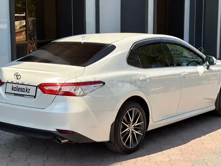 Toyota Camry 2021 года за 15 950 000 тг. в Алматы – фото 7