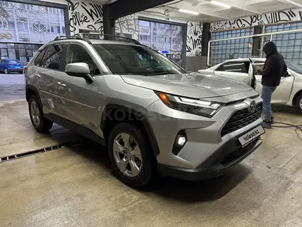 Toyota RAV4 2023 года за 17 500 000 тг. в Алматы – фото 2