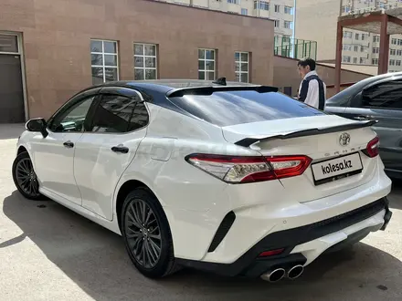 Toyota Camry 2018 года за 13 800 000 тг. в Астана – фото 4