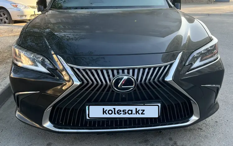 Lexus ES 250 2018 года за 19 300 000 тг. в Актау