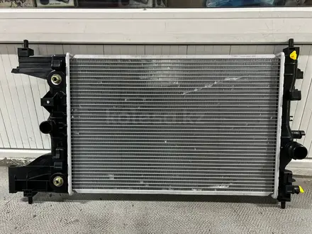 Основной радиатор охлаждения на автомобили Hyundai за 35 000 тг. в Атырау – фото 2