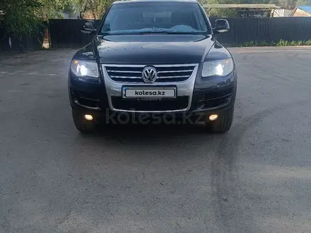 Volkswagen Touareg 2008 года за 7 200 000 тг. в Алматы – фото 2