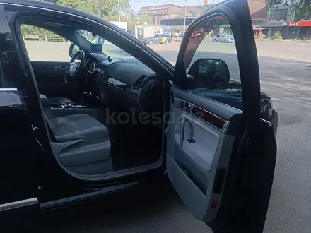 Volkswagen Touareg 2008 года за 7 200 000 тг. в Алматы – фото 23