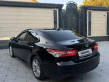 Toyota Camry 2021 года за 13 000 000 тг. в Шымкент – фото 3