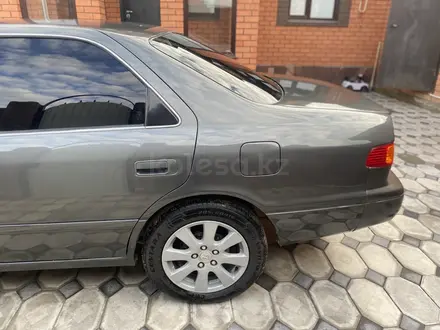 Toyota Camry 2000 года за 3 400 000 тг. в Актобе – фото 2