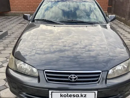 Toyota Camry 2000 года за 3 400 000 тг. в Актобе – фото 3