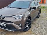 Toyota RAV4 2018 года за 13 000 000 тг. в Актобе – фото 2