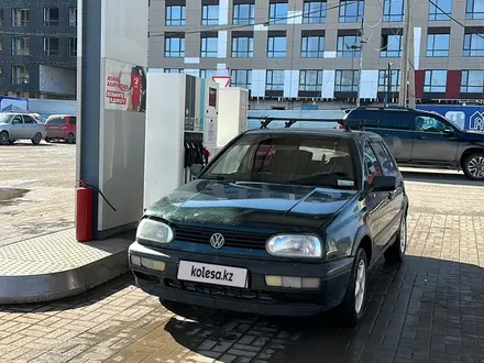 Volkswagen Golf 1995 года за 900 000 тг. в Астана – фото 2