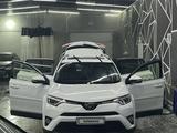 Toyota RAV4 2018 года за 13 500 000 тг. в Жанаозен