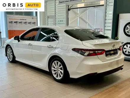 Toyota Camry 2022 года за 13 490 000 тг. в Уральск – фото 2