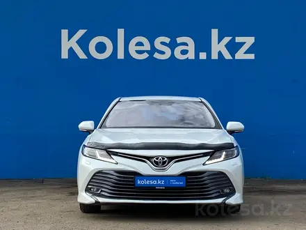 Toyota Camry 2018 года за 10 860 000 тг. в Алматы – фото 2