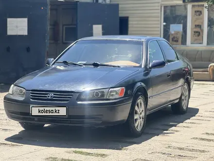 Toyota Camry 1998 года за 2 250 000 тг. в Алматы – фото 2