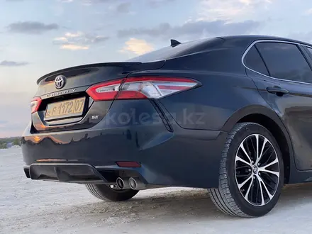 Toyota Camry 2019 года за 13 700 000 тг. в Уральск – фото 2