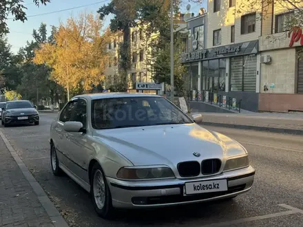 BMW 528 1999 года за 3 100 000 тг. в Шымкент – фото 2