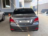 Hyundai Solaris 2015 года за 4 800 000 тг. в Атырау – фото 3