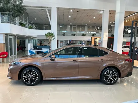 Toyota Camry Luxe eCVT 2025 года за 24 190 000 тг. в Алматы – фото 13