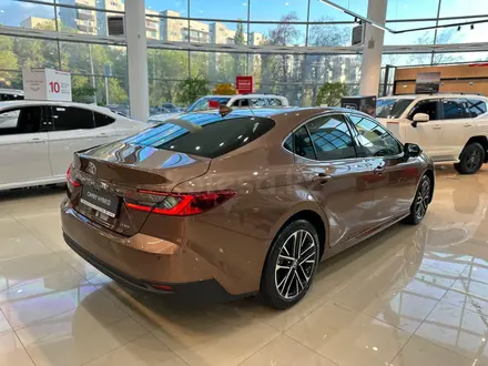 Toyota Camry Luxe eCVT 2025 года за 24 190 000 тг. в Алматы – фото 8