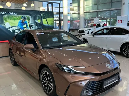 Toyota Camry Luxe eCVT 2025 года за 24 190 000 тг. в Алматы – фото 4
