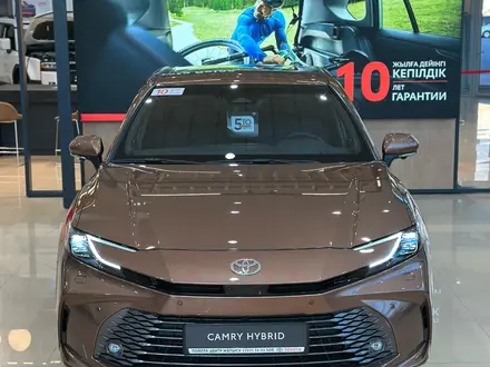 Toyota Camry Luxe eCVT 2025 года за 24 190 000 тг. в Алматы – фото 3