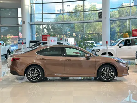 Toyota Camry Luxe eCVT 2025 года за 24 190 000 тг. в Алматы – фото 5
