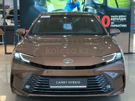 Toyota Camry Luxe eCVT 2025 года за 24 190 000 тг. в Алматы – фото 2