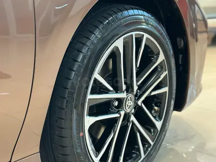Toyota Camry Luxe eCVT 2025 года за 24 190 000 тг. в Алматы – фото 6