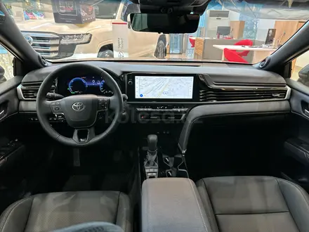 Toyota Camry Luxe eCVT 2025 года за 24 190 000 тг. в Алматы – фото 17