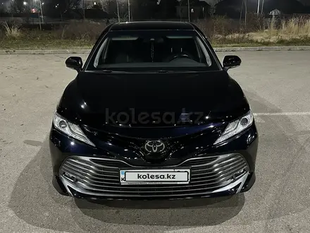 Toyota Camry 2019 года за 14 500 000 тг. в Алматы – фото 2